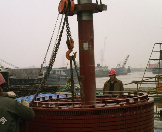 船厂水泵电机转子安装手拉葫芦起吊固定