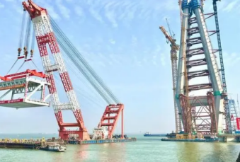 常泰长江大桥建设工人利用卷扬机收放锚绳